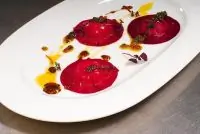 Свекольные равиоли с лососем