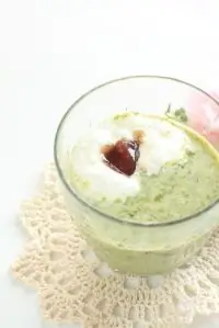 Яичный десерт с зеленым чаем и бренди