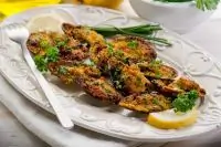 Мидии под корочкой из трав, панчетты и сухарей