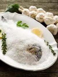 Морской окунь в соляной корке с травами