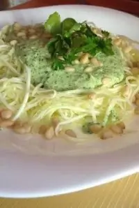 Сыроедческая паста с цукини и соусом из кешью