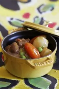 Рождественское мясное рагу с зеленым горошком