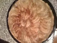 Открытый пирог с яблоками в карамели