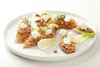 Тосты с тартаром из лосося и рикоттой