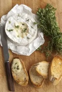 Печеный камамбер с тимьяном, чесноком и чесночным хлебом