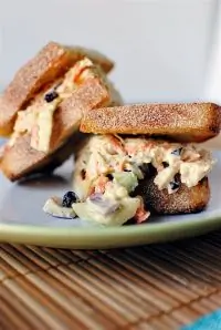 Куриный салат с карри и клюквой