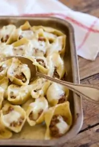 Кончильони, фаршированные курицей и грибами