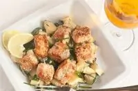 Лосось в кунжуте с цукини и лимонной цедрой