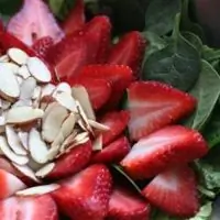 Салат с клубникой и миндалем