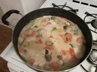 Тайский суп том-кха с кокосовым молоком и морепродуктами