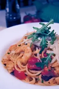 Спагетти с анчоусами, креветками и морским языком