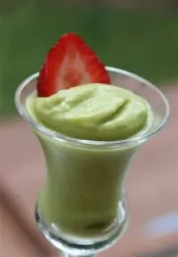 Клубника с дипом из авокадо