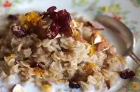 Овсяная каша с сушеной клюквой и белым шоколадом