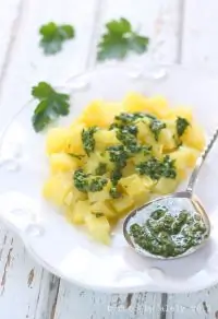 Картофель с зеленой сальсой