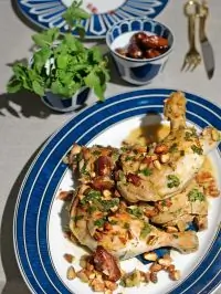 Тушеная курица с финиками