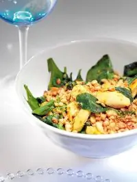 Теплый салат с курицей и шпинатом