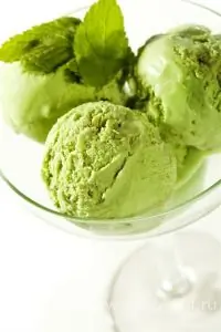 Мороженое из авокадо с фисташками