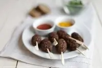 Котлеты из говядины с соусом табаско