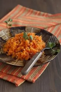 Пикантный морковный салат