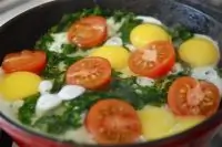 Яичница с перепелиными яйцами, шпинатом и помидорами черри