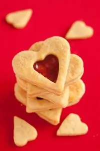 Песочное печенье с клубничным конфитюром