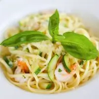 Спагетти с креветками и цукини