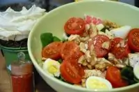 Шпинатный салат с грецкими орехами