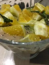 Фруктовый десерт с бананово-маковым соусом