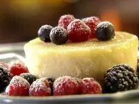 Лимонный манный пудинг с лесными ягодами