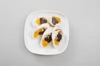 Паровой куриный рулет с мандаринами и черносливом