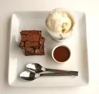 Ванильный брауни с грецкими орехами и темным шоколадом