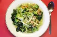 Минестроне с брокколи и шпинатом