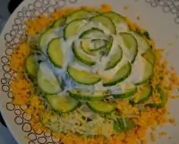 Слоеный салат с кальмарами, грибами и сырной заправкой