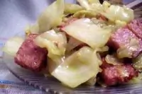 Тушеная капуста с салями