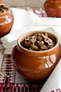 Перловая каша в горшочках с грибами