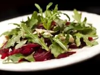 Салат из свеклы с рукколой, пармезаном и кедровыми орешками