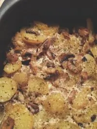 Картофель с грибами в сливках и зеленью