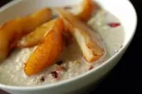 Киноа с вяленой клюквой и грушевым соте