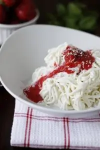 Замороженные спагетти с клубничным соусом