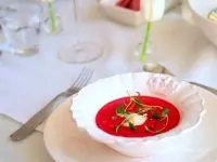 Свекольный суп с козьим сыром и тимьяном