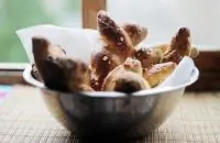 Булочки-косички с льняными семечками и солью