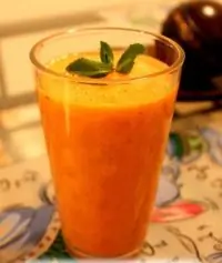 Оранжевый смузи с бананами