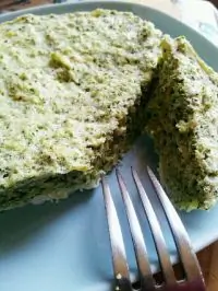 Запеканка из яичных белков, кальмаров и брокколи