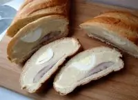 Батон, фаршированный сельдью и яйцами