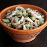 Кальмары с креветками и зеленой фасолью