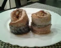 Рулетики из скумбрии с беконом