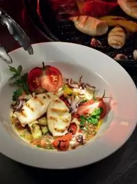 Салат с кальмарами, овощами и копченым сыром