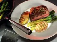 Стейки с картофелем и спаржей на гриле