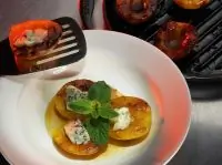 Персики на гриле с горгонзолой и медом