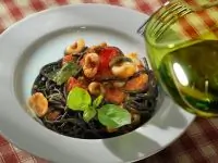 Черные спагетти с соусом из помидо­ров и каракатиц